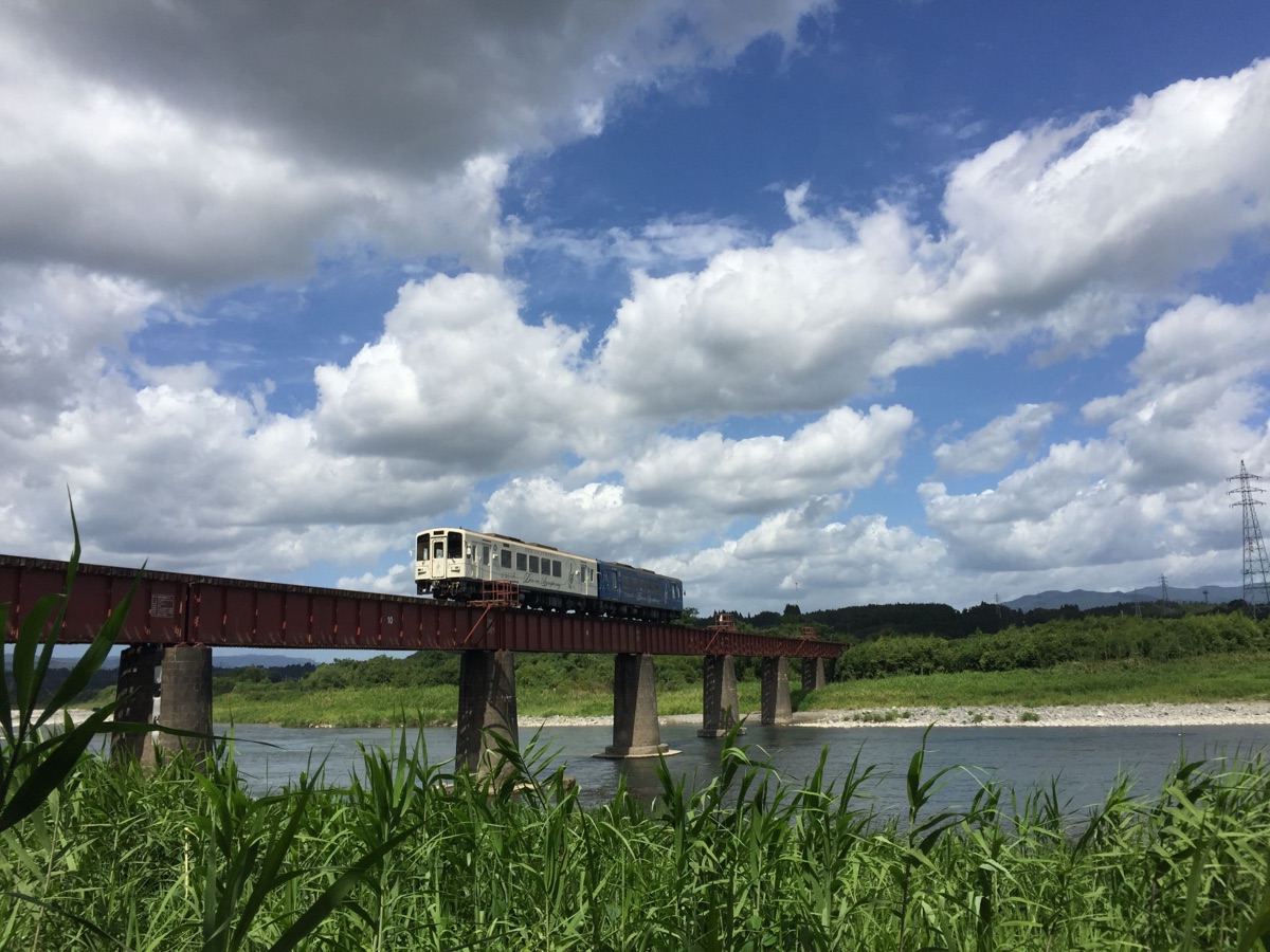 在りし日の球磨川第四橋梁を渡るくま川鉄道の車両